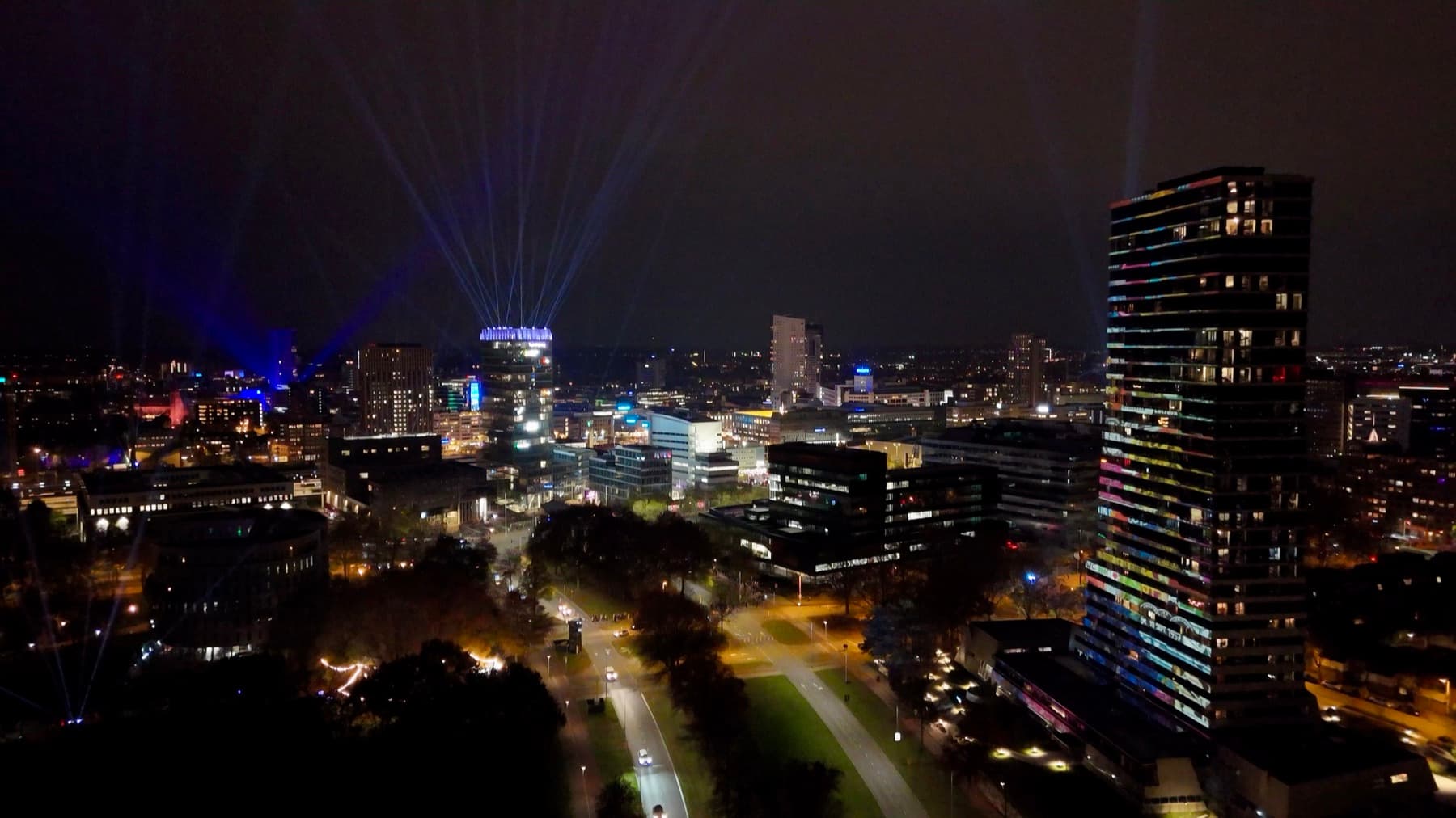 Lichtbundels boven Eindhoven tijdens GLOW